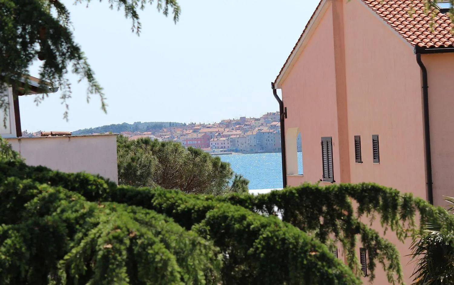 Lichtdurchflutetes Apartment Nur 300 Meter Zum Strand Mit Balkon, Privatparkplatz Rovinj
