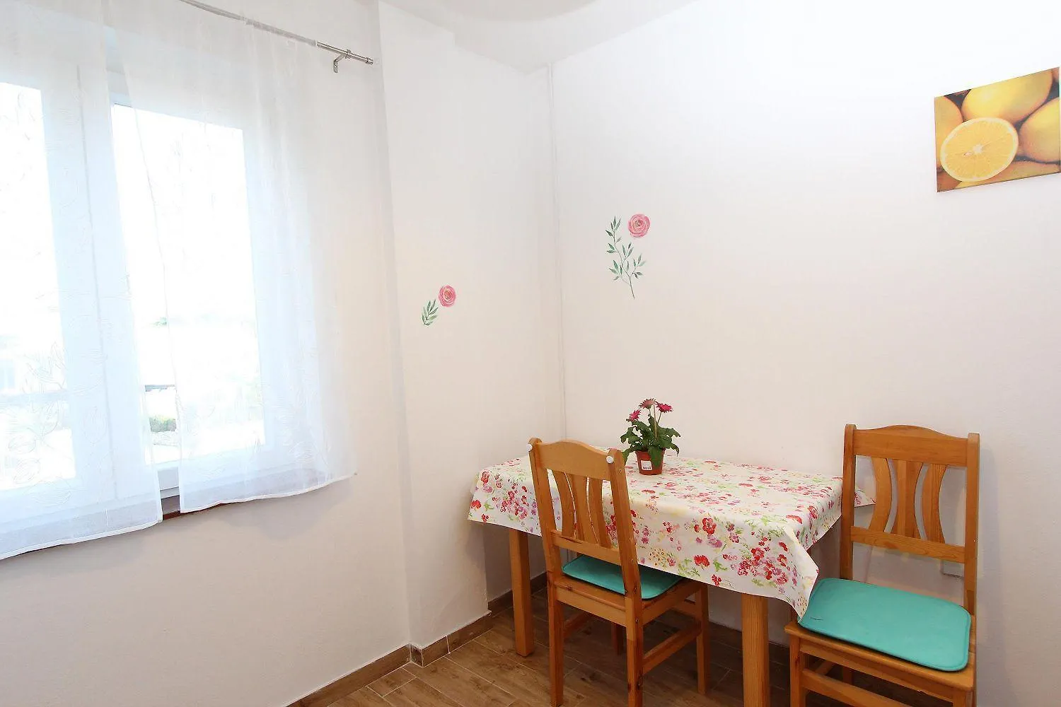 Lichtdurchflutetes Apartment Nur 300 Meter Zum Strand Mit Balkon, Privatparkplatz Rovinj