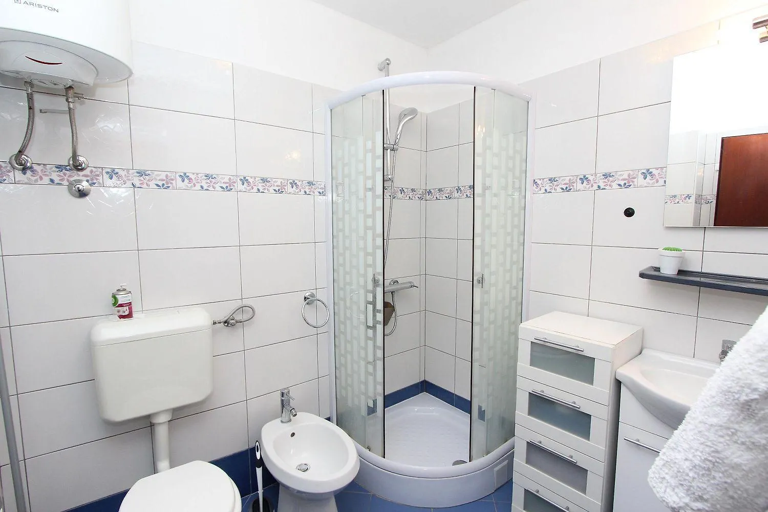 Lichtdurchflutetes Apartment Nur 300 Meter Zum Strand Mit Balkon, Privatparkplatz Rovinj